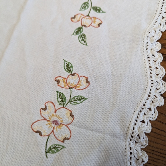 Table Runner Embroidery, cotton with crochet lace edging. EUC. vintage. Floral. - Picture 3 of 5